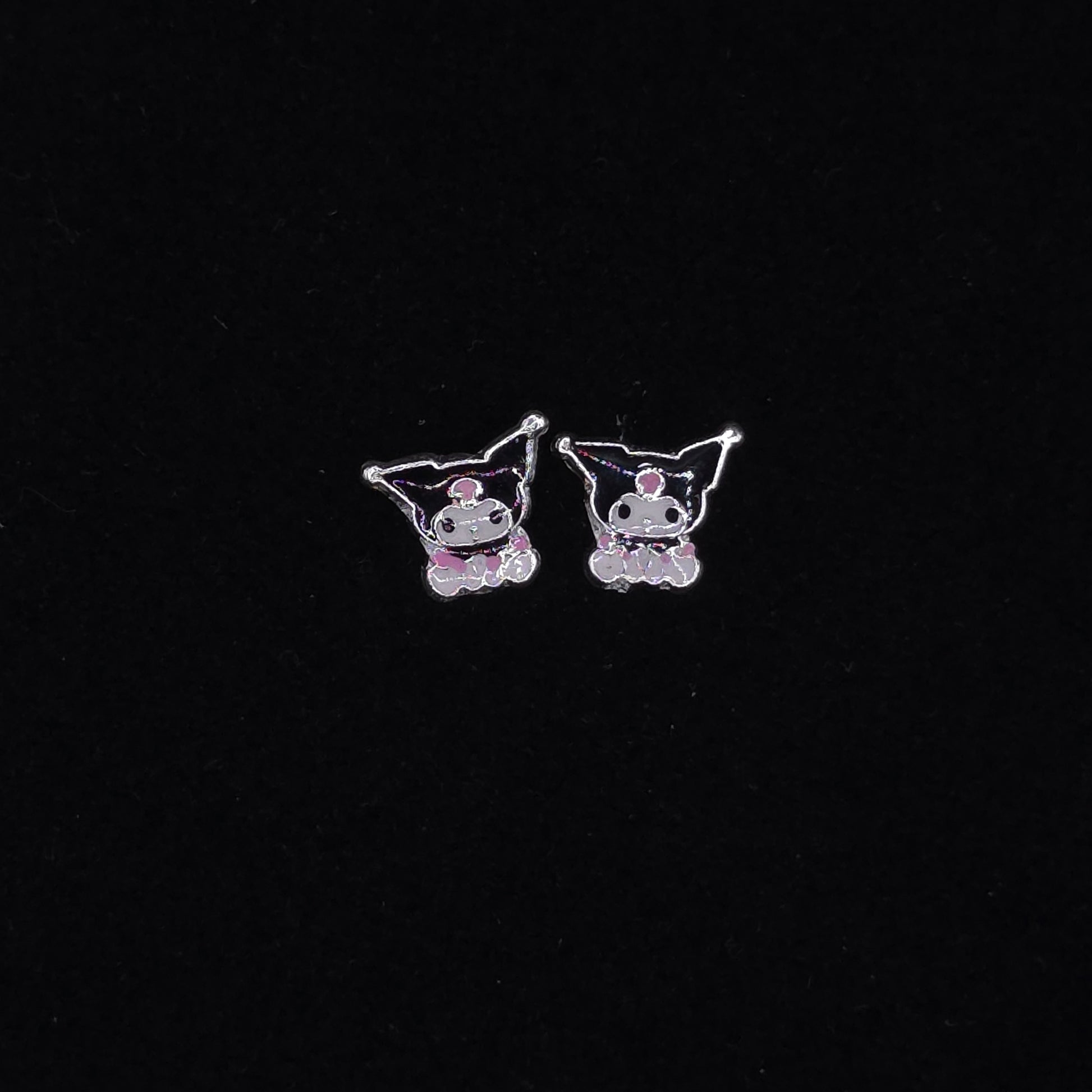 Broqueles Kuromi en Plata 925 – Dulzura y Actitud en Cada Detalle