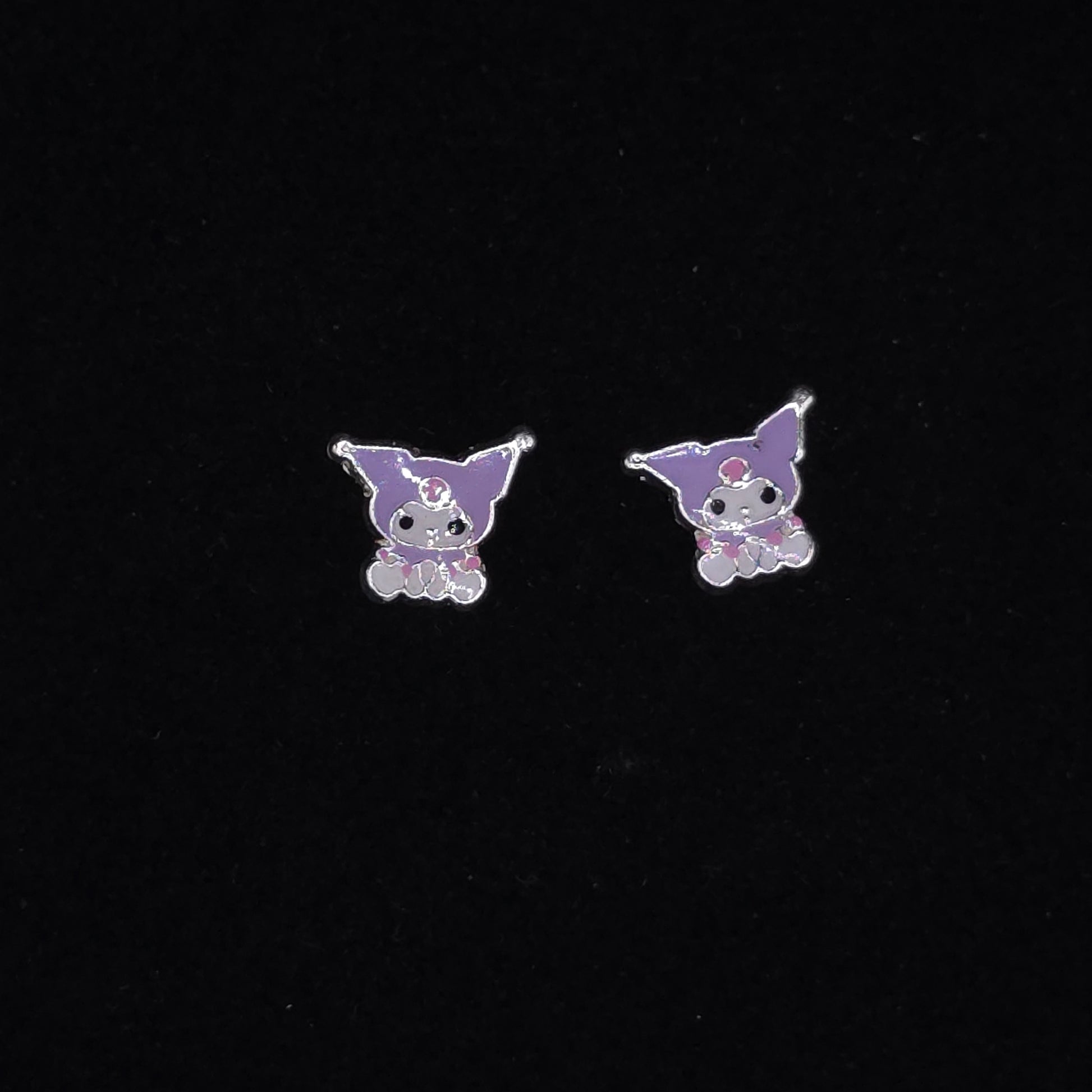 Broqueles Kuromi en Plata 925 – Dulzura y Actitud en Cada Detalle
