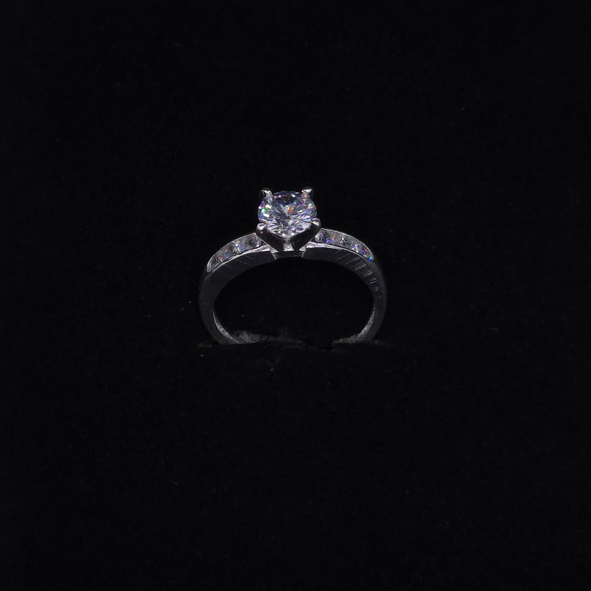 Anillo Esencia Brillante – Elegancia Sutil en Plata 925