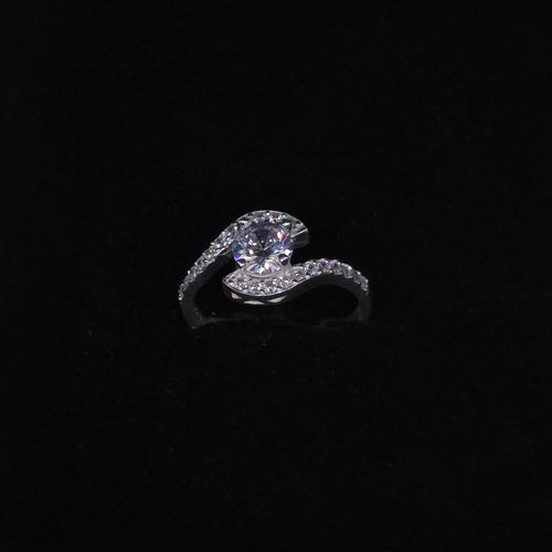 Anillo Curva de Luz – Elegancia en Movimiento