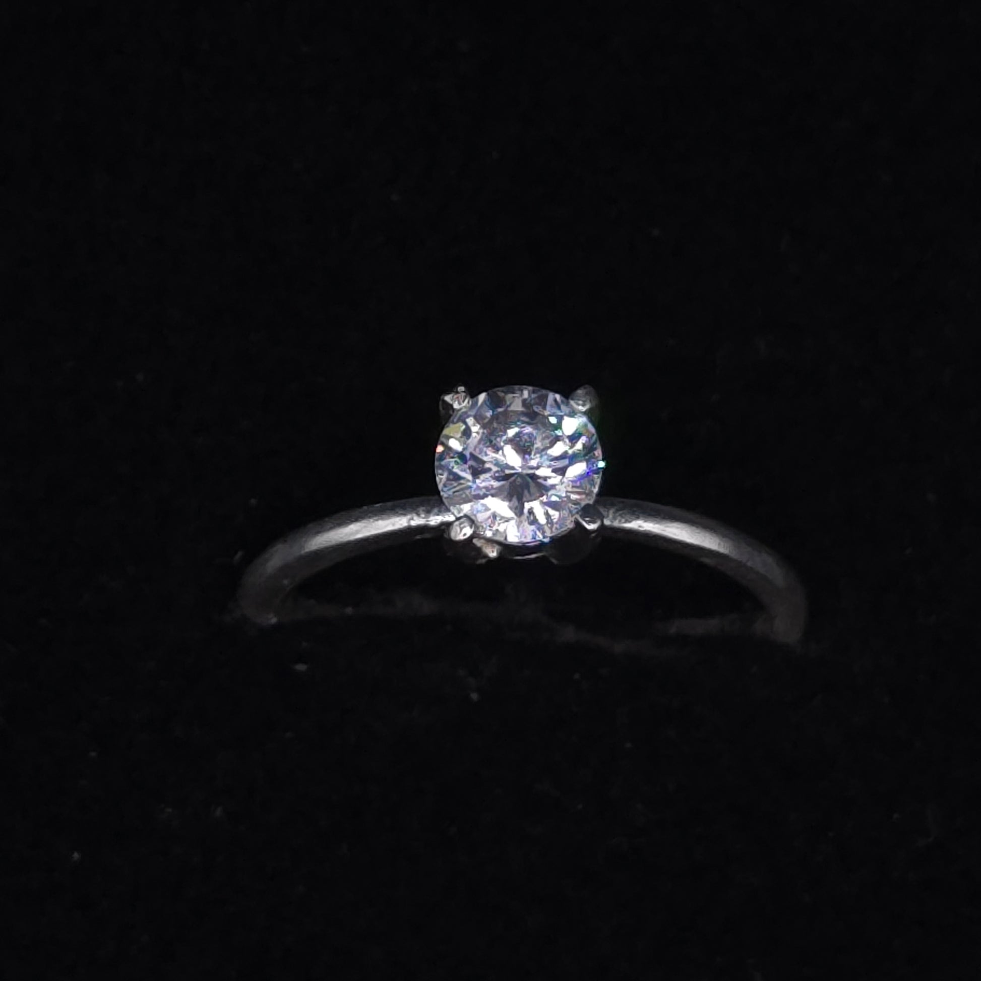 Anillo Brillo Puro – Elegancia Femenina en Plata 925