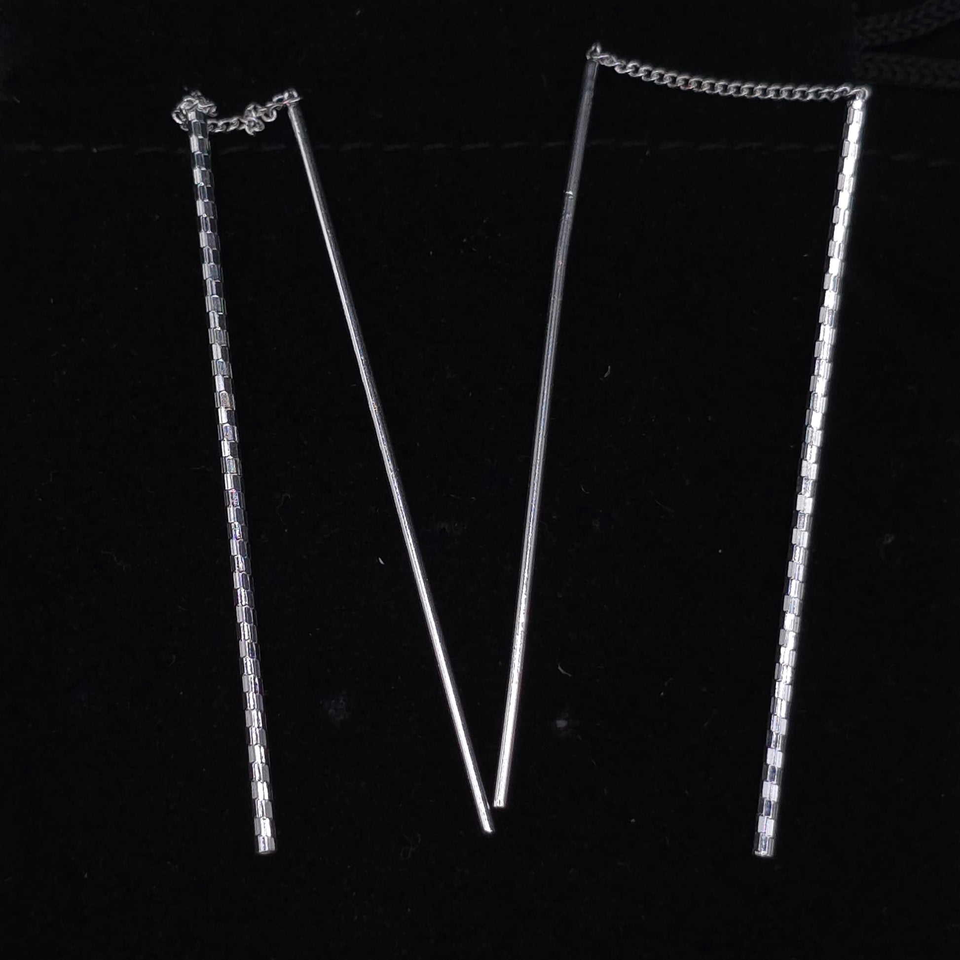 Aretes "Línea Nocturna" – Elegancia que Hipnotiza
