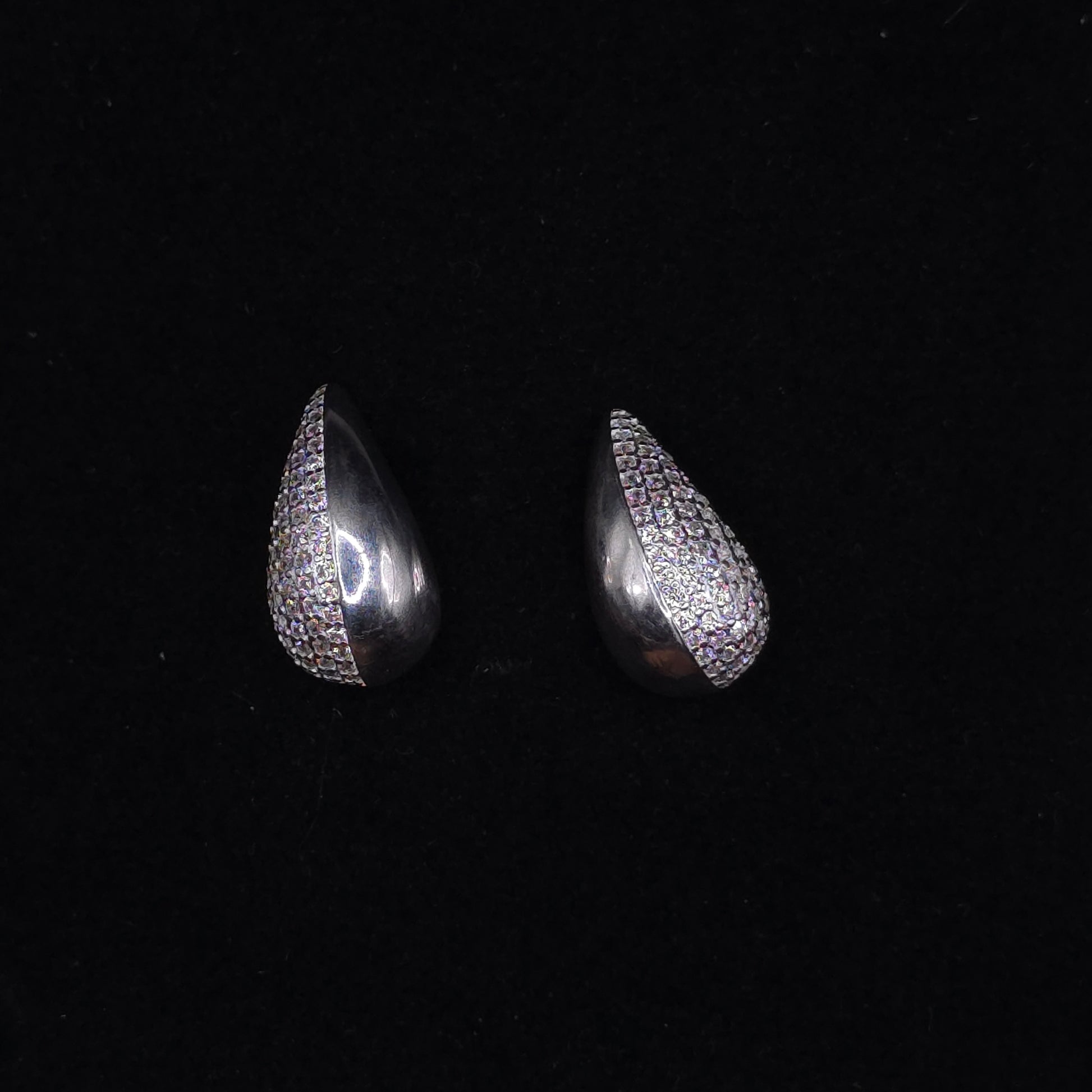 Aretes Gota de Luz – Elegancia Pura en Plata 925